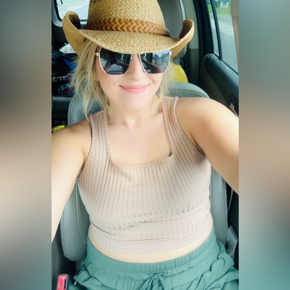 Meet your Posher, Megan - Picture 2 of 5